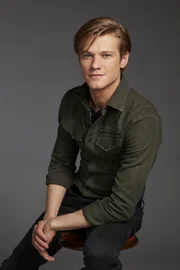 Angus "Mac"  MacGyver ( Lucas Till)