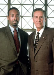 Detective Ed Green (Jesse L. Martin) und Jack McCoy (Sam Waterston, re.)