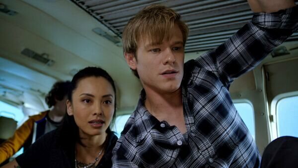 Desi Nguyen (Levy Tran, l.); Angus MacGyver (Lucas Till, r.)