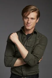 Angus "Mac"  MacGyver ( Lucas Till)