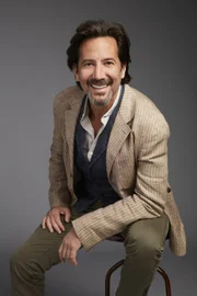 Russ Taylor(Henry Ian Cusick)