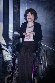 Clarissa Mullery (Liz Carr)