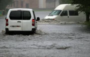 Autofahrten bei starkem Regen auf einer überfluteten Straße