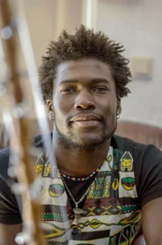 Abdoul Aziz Sinka stammt aus Burkina Faso und lebt als Musiker in Berlin.