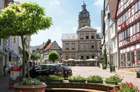 Blick auf den Marktplatz von Bad Wildungen; im Hintergrund der Turm der Stadtkirche. Blick auf den Marktplatz von Bad Wildungen; im Hintergrund der Turm der Stadtkirche.