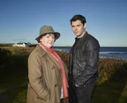 Vera Stanhope (Brenda Blethyn, l.); Aiden Healy (Kenny Doughty, r.)