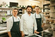 Gault Millau Koch des Jahres 2009 Thomas Dorfer mit seinen beiden Souchefs Manuel Hammerl, Weltmeisterkoch, und Andreas Wieser in der Küche.