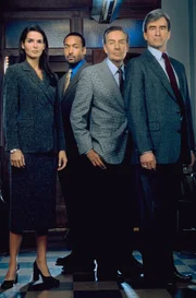 Abbie Carmichael (Angie Harmon, li.), Jack McCoy (Sam Waterson, re.), Edward Green (Jesse L. Martin, 2.v.li.) und Detective Lennie Briscoe (Jerry Orbach)