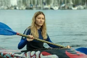 Cecile Jensen (Milena Tscharnkte) im Kanu auf dem Wasser ? sie entdeckt Jonas und ist neugierig.