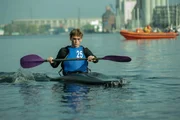 Emile Jensen (Oskar Belton) ist im Kanu auf dem Wasser, gleich startet das Kanupoloturnier.