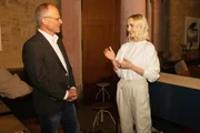 Evolutionsbiologe Prof. Dr. Thomas Junker im Gespräch mit Moderatorin Janin Ullmann.