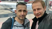 Tim (re.) verabschiedet sich von Marcus. Er fliegt nach Brasilien...