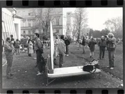 Tausende DDR-Flüchtlinge drängen sich im September 1989 in die Prager Botschaft.
