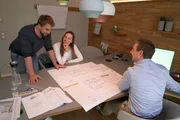 Termin beim Projektleiter der Baustelle. Hannah und Niklas hoffen, die richtigen Entscheidungen zu treffen. Dabei sind sie sich nicht immer einer Meinung.