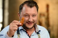 Produktentwickler Sebastian Lege verrät, wie man mit heißer Luft den Profit steigern, aus Holz Vanillearoma zaubern und mit Laserstrahlen Verpackungsmüll einsparen kann. Produktentwickler Sebastian Lege verrät, wie man mit heißer Luft den Profit steigern, aus Holz Vanillearoma zaubern und mit Laserstrahlen Verpackungsmüll einsparen kann.