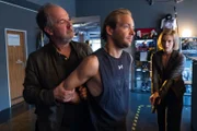 Oskar Schütz (Marek Erhardt, l.) und Lena Testorp (Anna von Haebler, r.) überwältigen den Boxtrainer Henning Ruge (Mirco Kreibich, M.), nachdem der Oskar angegriffen hat. Wieso kam es dazu?