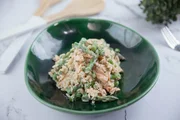 Ein Frühlingslachs-Salat mit Risoni, kleine Nudeln in Reisform