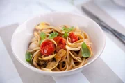 glutenfreie Fettuccine mit Venusmuscheln, Tomate und Basilikum