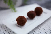 luxuriöse Schokoladen-Haselnuss-Trüffeln mit Espresso-Aroma