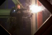 Red (James Spader) versucht Anslo Garrick und seinen Leuten zu entkommen und versucht sich den Weg freizuschießen...