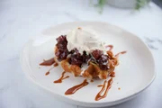 Waffel mit kandiertem Schweinebauch, Zimtäpfeln und geräuchertem Vanilleeis