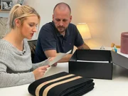 Caro und Jannis öffnen die Box "Buntes Treiben".