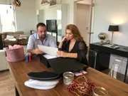 Natalia und Georgios öffnen die Box "Buntes Treiben".