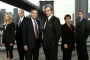 (v.li.:) Die Staatsanwälte Serena Southerlyn (Elisabeth Röhm) und Arhur Branch (Fred Dalton Thompson), Det. Lennie Briscoe (Jerry Orbach), Staatsanwalt Jack McCoy (Sam Waterston), Lieutenant Anita Van Buren (S. Epatha Merkerson), Det. Edward Green (Jesse L. Martin).