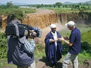 In Äthiopien haben Reporter Stefan Schaaf und Kameramann Wolfgang Breuning den koptischen Priester Haile Taye getroffen. Wie fruchtbar Äthiopien ist, hat er ihnen an den Wasserstellen des Blauen Nil gesagt.