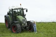 Franzi Hartmann (Birte Hanusrichter) hat den Traktor von der Fahrbahn abgebracht