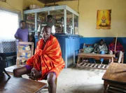 Die Massai Kenias sind hin-und hergerissen zwischen Tradition und Moderne. John Oleperes handelt in seinem Dorf mit Telefonkarten für Handys.
