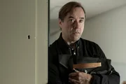 Bernd Küster (Jan Josef Liefers) beobachtet die Rede von Emile auf Kjells Trauerfeier und ist sehr berührt.