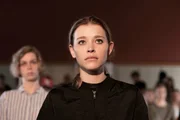Cecile Jensen (Milena Tscharntke) bei Kjells Trauerfeier in der Schule.