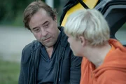 Bernd Küster (Jan Josef Liefers, l.) unterhält sich mit seinem Sohn Karl (Anton Petzold, r.).