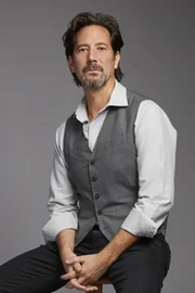 Russ Taylor(Henry Ian Cusick)