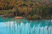 Türkis-blauer See in Japan