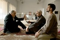Borchert (Christian Kohlund, li.) befragt den Imam Sheik Ibrahim Al-Khatib (Neil Malik Abdullah, Mitte) nach Julian Stolz. Borchert (Christian Kohlund, li.) befragt den Imam Sheik Ibrahim Al-Khatib (Neil Malik Abdullah, Mitte) nach Julian Stolz.