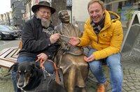 Tobias Kämmerer mit Stadtführer und Pfarrer a.D. Ronald Lommel (li.) und „Katzemarie“ Maria Cyriax. Mit Mieze, Besen und Zylinder bilden die Skulpturen der "Katzenmarie", des „’s Heinzche“ Heinz Friese und des Ernst de la Motte das neue Herborner Bürgerdenkmal am „Platz an der Linde“. Tobias Kämmerer mit Stadtführer und Pfarrer a.D. Ronald Lommel (li.) und „Katzemarie“ Maria Cyriax. Mit Mieze, Besen und Zylinder bilden die Skulpturen der "Katzenmarie", des „’s Heinzche“ Heinz Friese und des Ernst de la Motte das neue Herborner Bürgerdenkmal am „Platz an der Linde“.