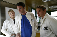 Die Zeit der Rache ist gekommen: (v.l.n.r.) Sarah (Annette Frier), Leo (André Röhner) und Reisser (Thomas Arnold) ... Die Zeit der Rache ist gekommen: (v.l.n.r.) Sarah (Annette Frier), Leo (André Röhner) und Reisser (Thomas Arnold) ...