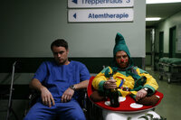 Rosenmontag. In der Klinik herrscht das Chaos, überall Betrunkene und Verletzte, die medizinisch betreut werden müssen. Leo (André Röhner, l.) ist am Ende seiner Kräfte, als ihm klar wird, dass Sarah ihm keine weitere Chance einräumen wird ... Rosenmontag. In der Klinik herrscht das Chaos, überall Betrunkene und Verletzte, die medizinisch betreut werden müssen. Leo (André Röhner, l.) ist am Ende seiner Kräfte, als ihm klar wird, dass Sarah ihm keine weitere Chance einräumen wird ...