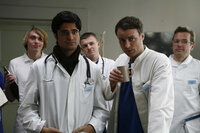 Als ihr tyrannischer Chef als Patient in die Klinik eingeliefert wird, wittern die Ärzte Singh (Maximilian Grill, vorne l.), Leo (André Röhner, vorne r.) und Reisser (Thomas Arnold, hinten r.) Morgenluft. Gegen dessen Willen stopfen sie ihn in ein Vierbettzimmer ... Als ihr tyrannischer Chef als Patient in die Klinik eingeliefert wird, wittern die Ärzte Singh (Maximilian Grill, vorne l.), Leo (André Röhner, vorne r.) und Reisser (Thomas Arnold, hinten r.) Morgenluft. Gegen dessen Willen stopfen sie ihn in ein Vierbettzimmer ...
