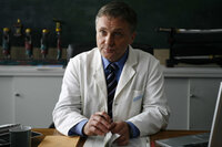 "Ich bin vieles, aber nicht nett!": Prof. Dr. Kortner (Bernhard Schir) ist zwar ein grandioser Chirurg, doch menschlich ist der Arzt eher ein ausgewachsenes Ekelpaket. Eines Tages landet er als Patient in seiner eigenen Klinik ... "Ich bin vieles, aber nicht nett!": Prof. Dr. Kortner (Bernhard Schir) ist zwar ein grandioser Chirurg, doch menschlich ist der Arzt eher ein ausgewachsenes Ekelpaket. Eines Tages landet er als Patient in seiner eigenen Klinik ...