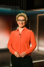 NORDDEUTSCHER RUNDFUNK Kulturjournal - NDR Moderatorin Julia Westlake Julia Westlake moderiert das Kulturjournal im NDR Fernsehen © NDR/Hendrik Lüders, honorarfrei - Verwendung gemäß der AGB im engen inhaltlichen, redaktionellen Zusammenhang mit genannter NDR-Sendung und bei Nennung "Bild: NDR/Hendrik Lüders" (S2). NDR Presse und Information/Fotoredaktion, Tel: 040/4156-2306 oder -2305, pressefoto@ndr.de