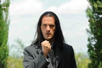 Auch der Tod (Christoph Maria Herbst) wird von Selbstzweifeln gequält und würde immer mal wieder gerne die Mächte des Schicksals abwenden. Insbesondere bei Jela versucht er alles, um ein anderes Opfer heimzuführen ... Auch der Tod (Christoph Maria Herbst) wird von Selbstzweifeln gequält und würde immer mal wieder gerne die Mächte des Schicksals abwenden. Insbesondere bei Jela versucht er alles, um ein anderes Opfer heimzuführen ...