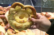 Die Brezel - hier mit Ananas - ist eine bekannte Spezialität aus der schwäbischen Backstube.