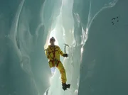 Carsten Peter in der Gletscherspalte, Mont Blanc-Gletscher "Mer de Glace".