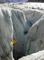 PHOENIX RÄTSEL DER BERGE, "Mont Blanc - Gefahr im Gletscher", am Samstag (11.01.14) um 14:15 Uhr. Carsten Peter, Wissenschaftler und Eiskletterer, in einer Mont Blanc - Gletscherspalte
