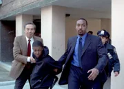 Nach einem Amoklauf in einer New Yorker Highschool verhaften die Detectives Briscoe (Jerry Orbach) und Green (Jesse L. Martin) einen ersten Verdächtigen, den Jungen Howard Earl (Albert King). Doch ist er der Täter?