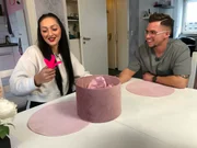 Amanda und David öffnen die Box "Heute schon G-Punktet?".