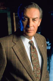 Detective Lennie Briscoe (Jerry Orbach) muss den Mord an der im Hudson River gefundenen Karen Hall aufklären. Die Mitarbeiterin der Generalstaatsanwaltschaft ist seit einigen Wochen als vermisst gemeldet. Die für den Vermisstenfall zuständigen Staatspolizisten, vertrauen Briscoe und seinem Kollegen an, dass der stellv. Generalstaatsanwalt Alex Conroy starken Einfluss auf die Ermittlungen genommen hatte. Schnell wird klar das Conroy der Mörder war - nur die Beweise scheinen nicht auszureichen...